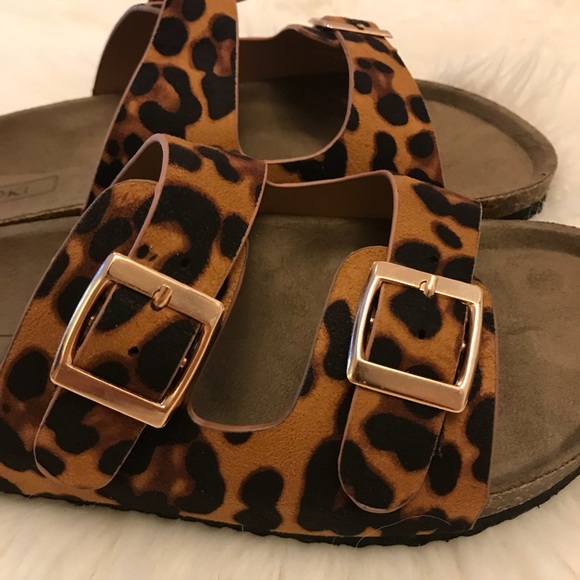 ๐ Leopard Double Buckle Footbed Sandal - Picture 4 of 8